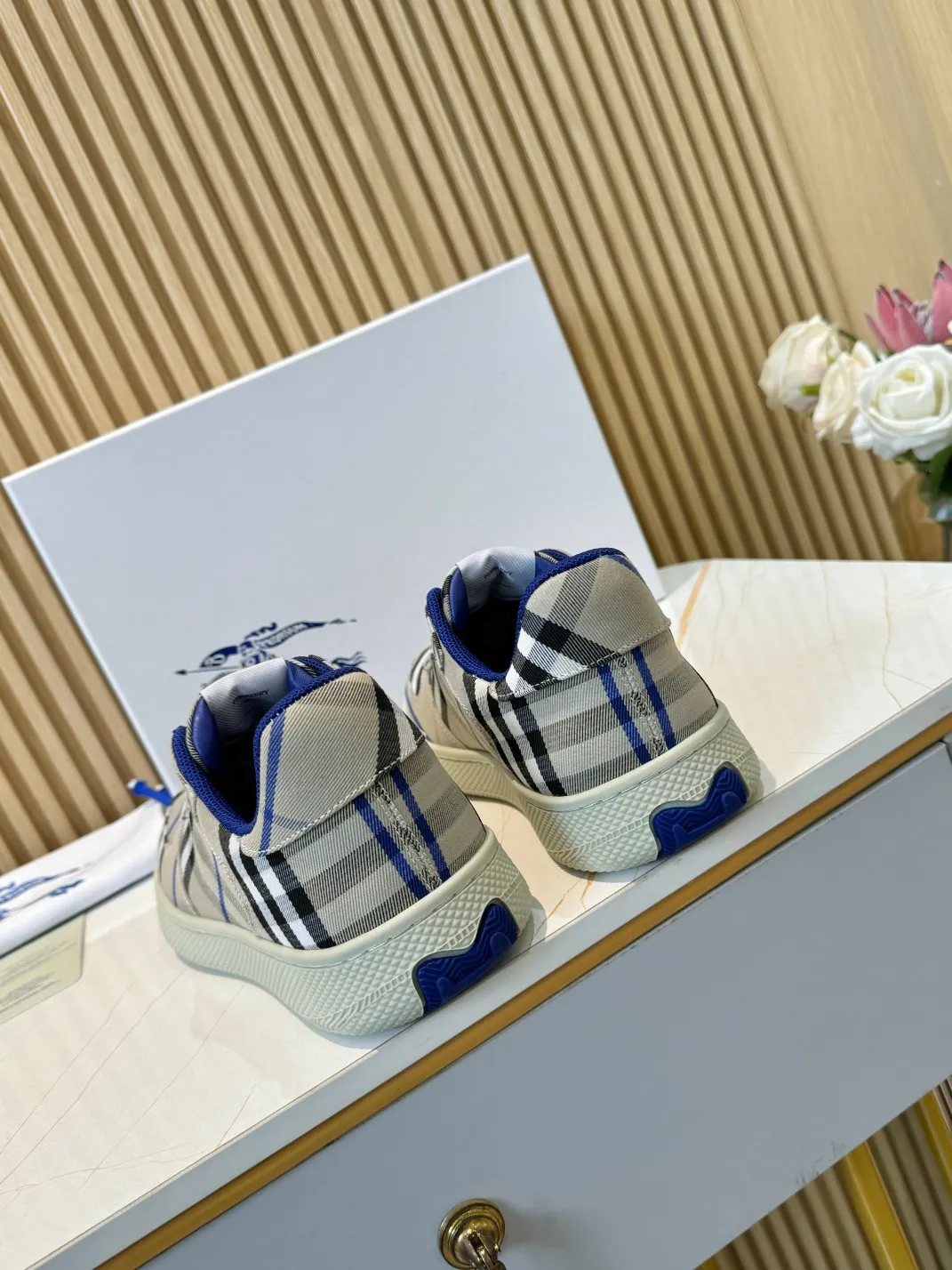 Men's men's shoes 💰560 Burberry's 2024 hot model is released. After three years, the classic plaid returns. It is versatile and decorated with worsted Burberry plaid pattern. Featuring a mesh lining and checkered laces, the rubber sole features the archive Burberry monogram. From Burberry's iconic collection, these wardrobe staples are interpreted with the brand's signature style.   ✅Fabric: classic cotton ✅Lining: original board lining, silk cowhide lining ✅Outsole: TPU ✅Color: blue and white ✅Number: Men's 39-45 (45 customized)
